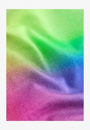 Gradientti kangas, joka esittää sulavaa rakennetta, sisältäen värejä, jotka siirtyvät kirkkaasta vihreästä siniseen, purppuraan ja vaaleanpunaiseen sävyyn.