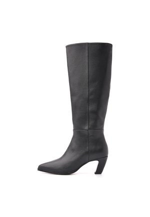 Botte en cuir noire mi-mollet avec bout pointu et talon bloc courbé sur fond blanc.