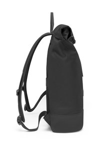 Sac à dos noir à rabat avec un design épuré, finition texturée, sangles ajustables et base robuste. Fabriqué en matériau durable et imperméable.