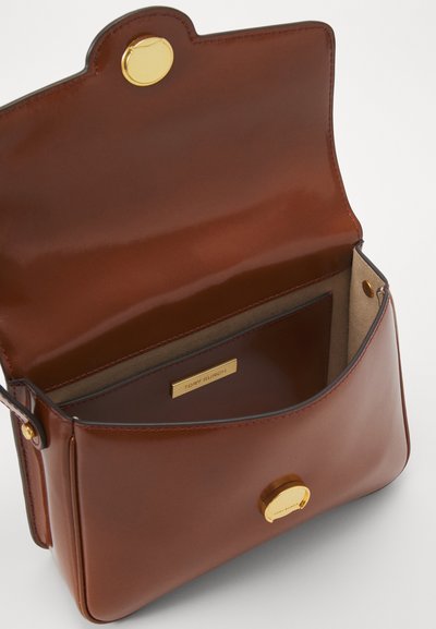 Tory Burch ROBINSON SPAZZOLATO CONVERTIBLE SHOULDER BAG - Skuldertasker - dark sienna