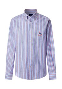 Camisa de botones con rayas verticales en azul, rosa y blanco, que presenta un cuello y un logo bordado en el pecho. Corte clásico, mangas largas.