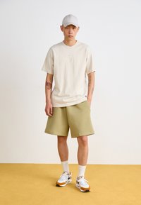 Nike Sportswear TEE - Osnovna majica kratkih rukava - light orewood brown