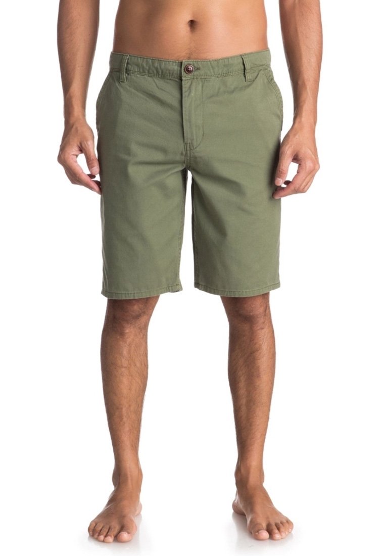 Shorts en coton vert olive avec une coupe droite, fermeture à bouton à l'avant et poches latérales, arrivant juste au-dessus des genoux.