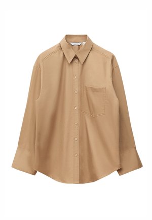 Camicia marrone chiaro con bottoni, collo, maniche lunghe e una tasca sul petto. Presenta una texture liscia e morbida e una vestibilità rilassata.