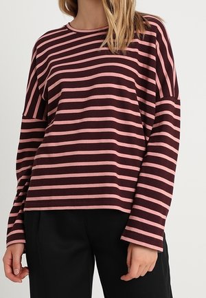 Gestreepte lange mouw top met afwisselende bordeaux en roze strepen; heeft een ronde halslijn en een relaxed fit; gemaakt van zacht stof, zonder hardware accenten.