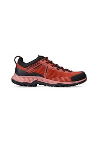 Chaussures d'extérieur rouges et noires avec un dessus texturé, des accents roses, une semelle en caoutchouc robuste et un motif de semelle prononcé pour une meilleure adhérence.