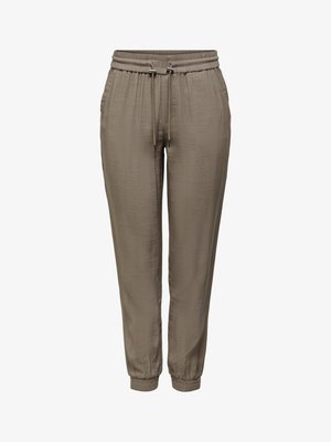 Lengvi, alyvuogių spalvos sportiniai džinsai su elastingu juosmeniu ir raišteliu. Ypatybės: šliaužiantis keliai, surinktos rankogaliai ir subtili tekstūra.