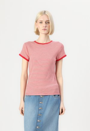 Rød- og hvitstripet kortermet t-skjorte med rund hals og kontrastfarget rød kant, sammen med en denimbukse med knapper foran.