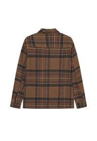 Chemise à carreaux brune, présentant un motif à carreaux en brun foncé et noir, avec un col, des manches longues et des poignets boutonnés.