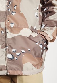 Primitive ALERT PARKA JACKET - Αντιανεμικό μπουφάν - beige/brown