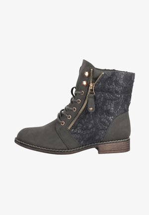 Bottine à lacets en dentelle gris foncé et simili cuir, fermeture éclair latérale, œillets dorés et talon bas empilé en bois.