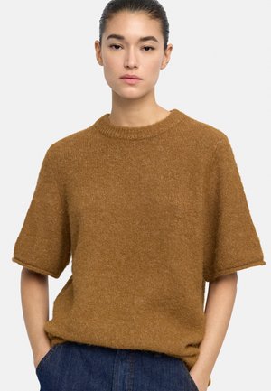 Krótkorękawowy sweter z okrągłym dekoltem w ciepłym brązowym kolorze. Teksturowany, miękki materiał o luźnym kroju. Posiada lekko podwinięte rękawy i prosty dół.