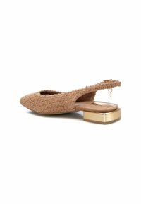 Zapato slingback trenzado en color marrón con parte superior texturizada, puntera afilada y un bajo tacón de bloque dorado. Presenta un diseño con cortes y una correa en el tobillo con un pequeño charm.