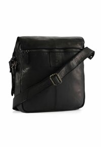 Borsa messenger in pelle nera con tasca con cerniera, tracolla regolabile e superficie strutturata. Presenta un logo a forma di ancora sul davanti.