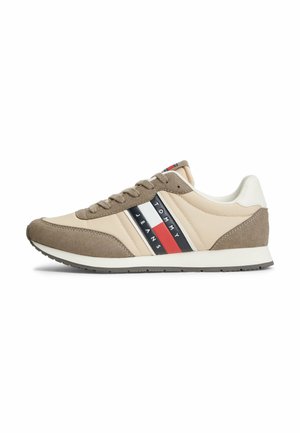 Baskets Tommy Jeans beige et marron avec semelle blanche, lacets et bandes logo en noir, rouge et blanc sur le panneau latéral.