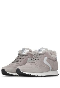 Suedesneakers i lys grå med en blød pelsfor, sølv detaljer og sorte gummisåler. Har snørebåndsdesign og afrundet tå.