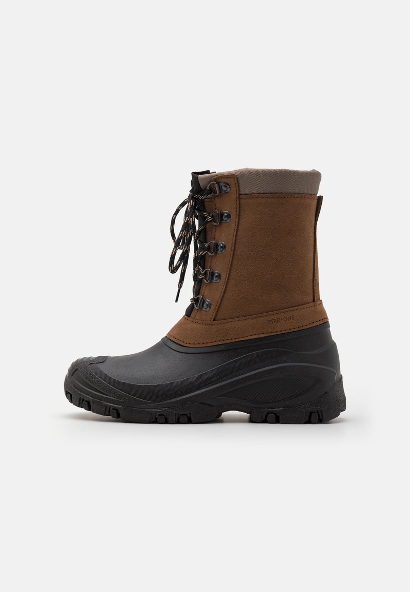 Bota de invierno de ante marrón y goma negra con parte delantera con cordones, superficie texturizada, diseño de tobillo alto y suela rugged para tracción.