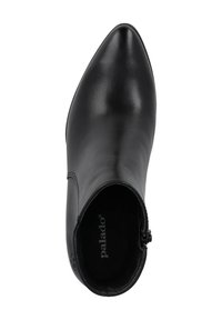 Stivale alla caviglia nero con punta a forma affusolata, in pelle liscia e chiusura con cerniera laterale. All'interno presenta una soletta con marchio.