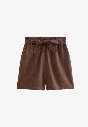 Short marrone a vita alta con tasche applicate frontali e cintura in tessuto annodata su una fascia elastica in vita, mostrato su sfondo bianco.