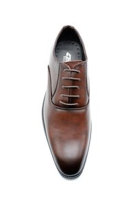 Chaussure habillée en cuir marron avec une texture lisse, bout rond et un laçage à cinq œillets. Présente des coutures discrètes et une silhouette basse.