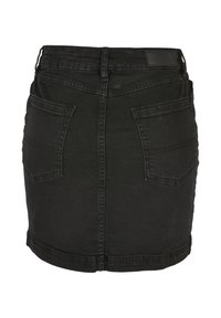 Schwarzer Jeans-Minirock mit Gürtelschlaufen, zwei aufgesetzten Gesäßtaschen und sichtbaren Nahtdetails vor einfarbigem Hintergrund.