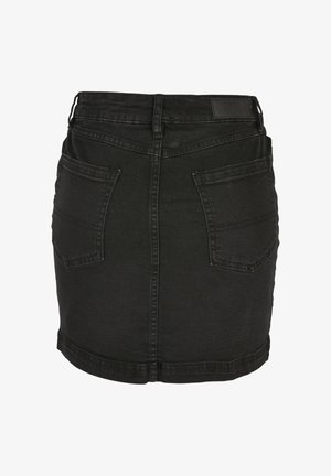 Schwarzer Jeans-Minirock mit Gürtelschlaufen, zwei aufgesetzten Gesäßtaschen und sichtbaren Nahtdetails vor einfarbigem Hintergrund.