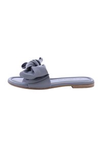 Platte slip-on sandaal met een lichtpaarse gevoerde zool en een brede band met een groot gedraaid knoopontwerp bovenop.