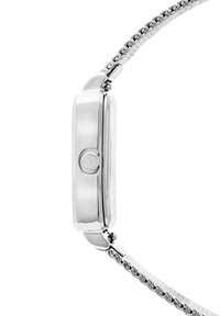 Silberne Metallarmbanduhr mit rechteckigem Gehäuse, strukturiertem Kranz und einem dünnen, ineinandergreifenden Kettenarmband. Polierte Oberfläche, minimalistisches Design.