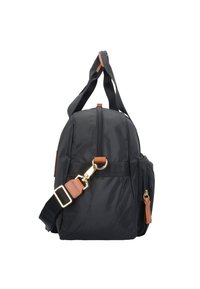 Borsa in nylon nera con forma arrotondata, dotata di rifiniture in pelle color tan, tracolla removibile e doppie cerniere sui compartimenti superiori e laterali.