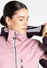 Rosa und dunkel lila isolierte Jacke mit hohem Kragen, Reißverschlüssen und Logodetail. Verfügt über eine glatte Textur und eine taillierte Passform.