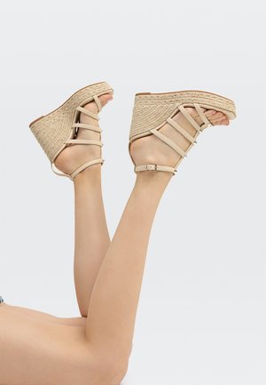 Stradivarius Sandalias con plataforma - nude