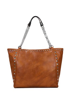 Bolso tote de cuero marrón con acentos de tachuelas plateadas a lo largo de los lados, que cuenta con doble cadena y correas de cuero para el hombro para llevar.