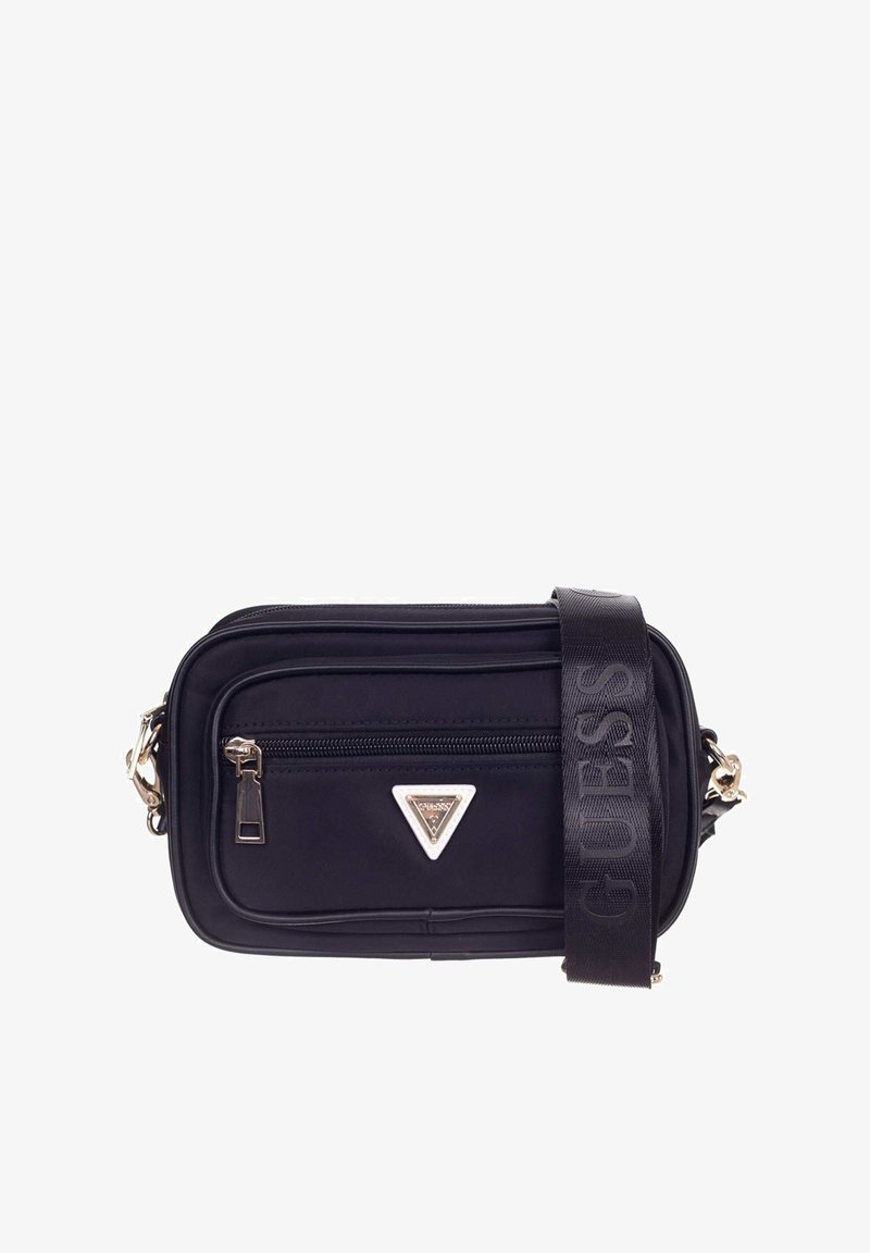 Borsa a tracolla nera in materiale sintetico con un logo triangolare argentato, due scomparti con zip e una tracolla testurizzata con il nome del marchio.