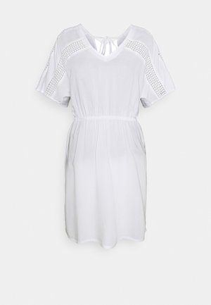 Robe blanche à manches courtes avec un col en V, taille élastique et des coutures détaillées aux épaules. Tissu doux avec une texture lisse.