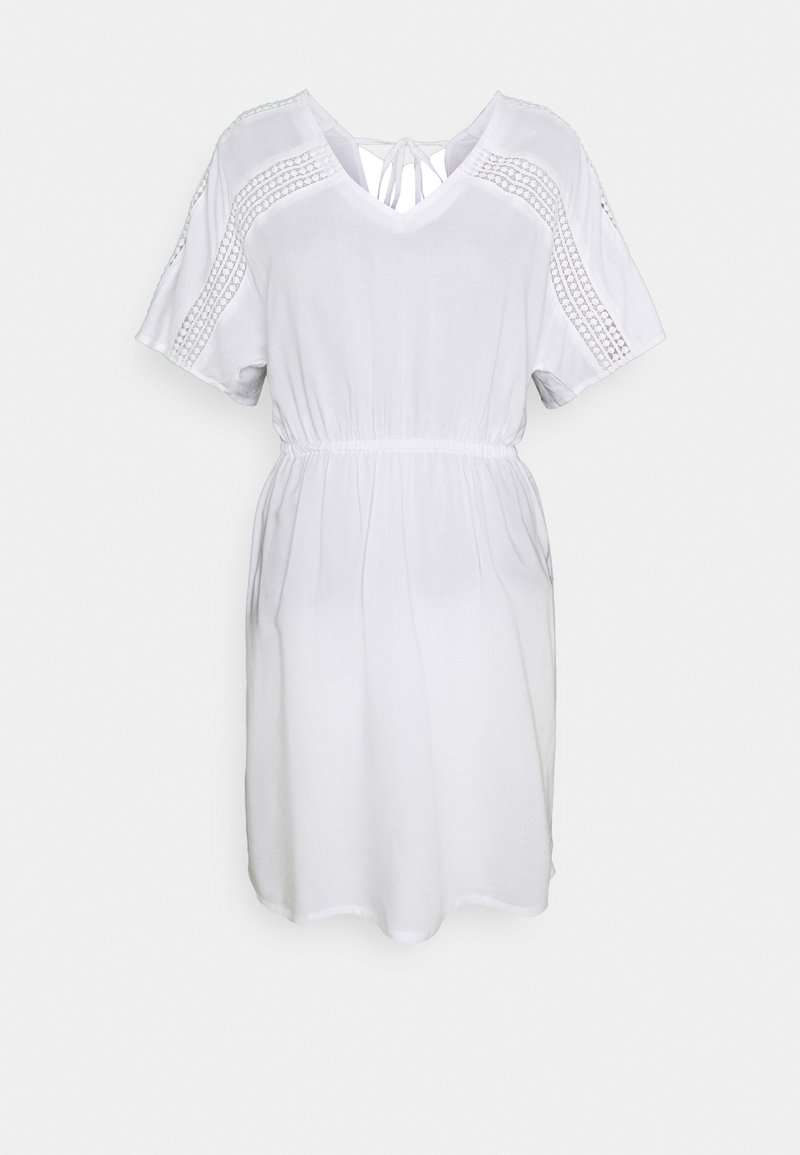 Robe blanche à manches courtes avec un col en V, taille élastique et des coutures détaillées aux épaules. Tissu doux avec une texture lisse.