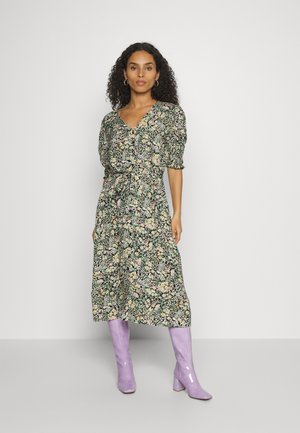 ONLY Petite ONLFREDERIKKE V NECK BELT DRESS  - Vestido de dia - cloud dancer