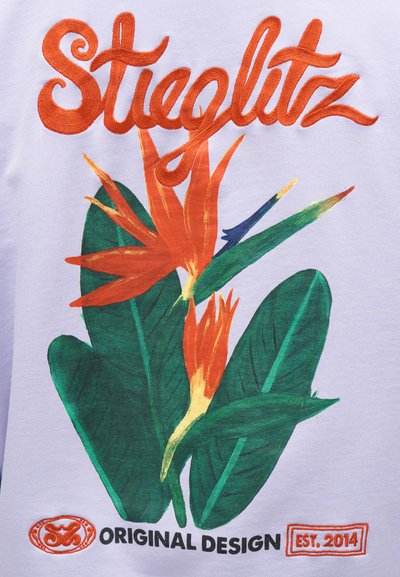 Λαμπερό πορτοκαλί λουλούδι Strelitzia με πράσινα φύλλα κάτω από πορτοκαλί κείμενο "Stieglitz" και μαύρο "Original Design" με πορτοκαλί σφραγίδα "Est. 2014".