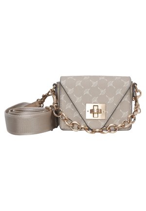 Sac à main beige avec une texture à motifs, comportant des éléments en métal doré, un accent en chaîne métallique et une bandoulière en tissu ajustable.