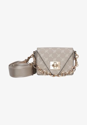 Beige Handtasche mit gemustertem Textur, ausgestattet mit goldenen Beschlägen, einem Metallkettendetail und einem verstellbaren Stoffriemen.