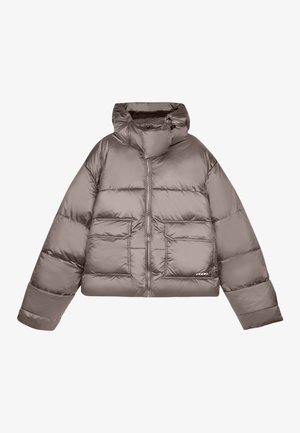 Giacca a vento corta marrone, design imbottito, colletto alto, chiusura con zip, due tasche frontali, tessuto lucido, polsini e orlo elastici.