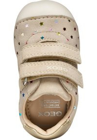 Scarpa in suede beige con motivi di stelle glitterate in vari colori, dotata di doppie strisce in velcro e una punta rotonda in gomma bianca.