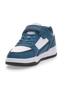 Zapatilla en color verde azulado y blanco con puntera perforada, cuero texturizado, cordones, correa ajustable y suela de goma negra. Nombre de la marca en la correa.