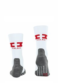 Białe skarpetki z szarymi podeszwami, z czerwonym tekstem i logo "FALKE". Gładki splot z teksturowanymi piętami i palcami, paskowany wzór na podeszwach.
