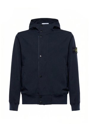 Chaqueta con capucha de color azul marino con botones delanteros, puños y dobladillo acanalados, y un parche circular con logo en la manga izquierda.