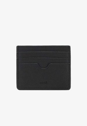 Porte-cartes noir minimaliste avec trois emplacements pour cartes et une poche centrale, avec une couture discrète et un nom de marque embossé sur le devant.