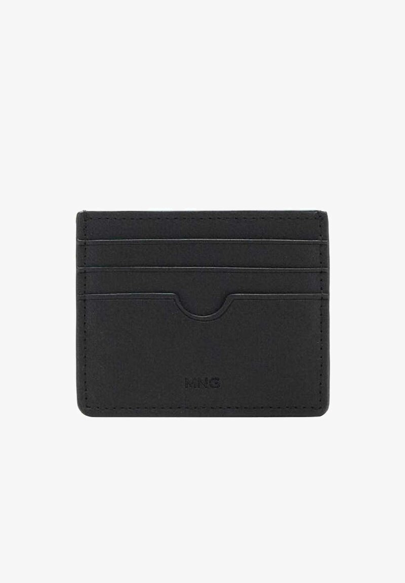Porte-cartes noir minimaliste avec trois emplacements pour cartes et une poche centrale, avec une couture discrète et un nom de marque embossé sur le devant.