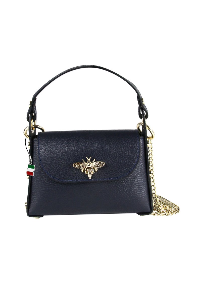 Navy leren handtas met gouden bijensymbool, afneembare gouden kettingriem en Italiaanse vlagcharme. Soepele textuur, gestructureerde vorm, flapsluiting.