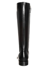 Bota negra de cuero hasta la rodilla con un diseño elegante, textura suave, cremallera lateral y punta redonda. Presenta un tacón bajo apilado.