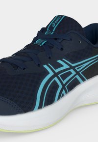 Ναυτικό μπλε παπούτσι τρεξίματος Asics με ανοιχτομπλε ρίγες, σκούρα μπλε κορδόνια, επάνω μέρος από δίχτυ και λευκή ενδιάμεση σόλα με ανοιχτό πράσινο εξωτερικό πέλμα.