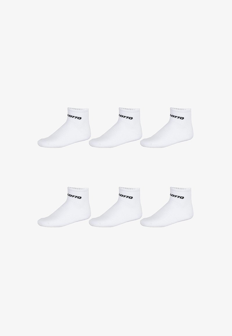 Seis pares de calcetines blancos hasta el tobillo con un logo negro de "LOTTO" en el puño, dispuestos en dos filas sobre un fondo blanco liso.